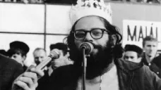 Allen Ginsberg na dobovém snímku z pražského majálesu 1965