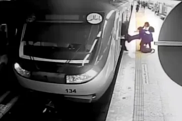 Zemřela íránská dívka, která skončila v nemocnici údajně po střetu s policií kvůli šátku