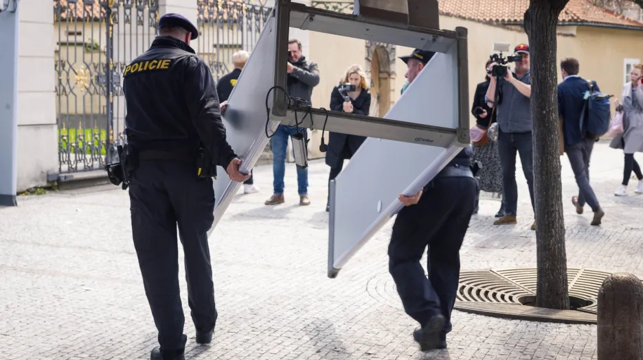 Rušení bezpečnostních kontrol na Pražském hradě