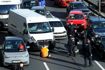 Klimatičtí aktivisté blokovali dopravu v Berlíně