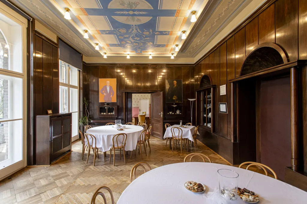 Nadace rozvoje občanské společnosti (NROS) objekt s přilehlou zahradou získala v roce 2001 darem od bratří Čerychů, jimž byl majetek vrácen v restituci. Odhadní cena nemovitosti z roku 2015 zapsaná v nadačním jmění je 23 milionu korun. Nadace patří mezi nejvýznamnější neziskové organizace v České republice