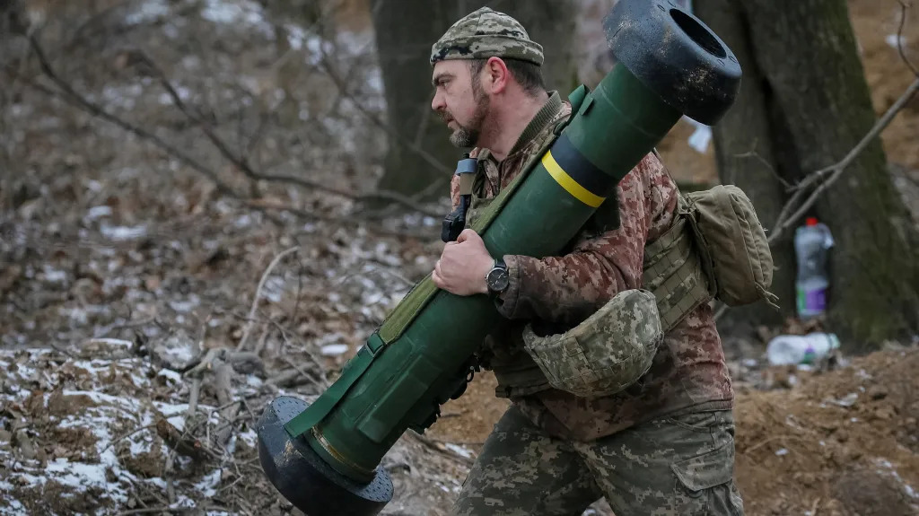 Ukrajinský voják s javelinem