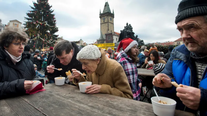 Tradiční rybí polévka podávaná na Staroměstském náměstí