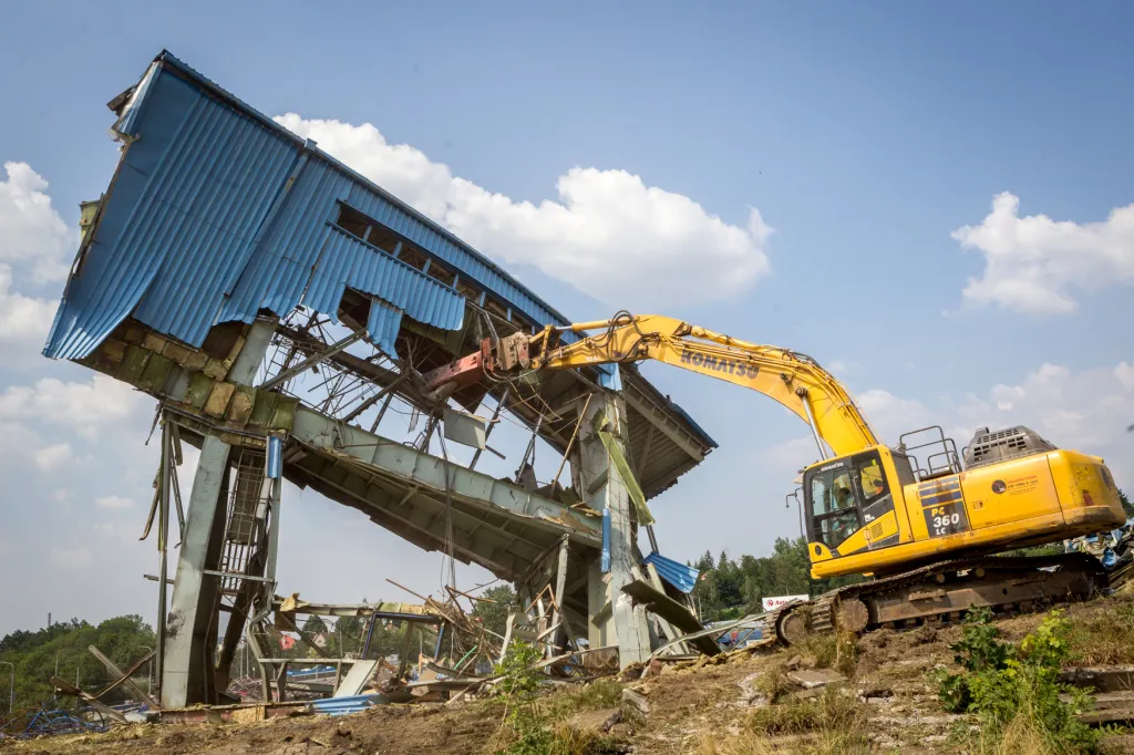 Stavební práce na rekonstrukci stadionu Bazaly a demolice původní světelné tabule v červenci 2018.