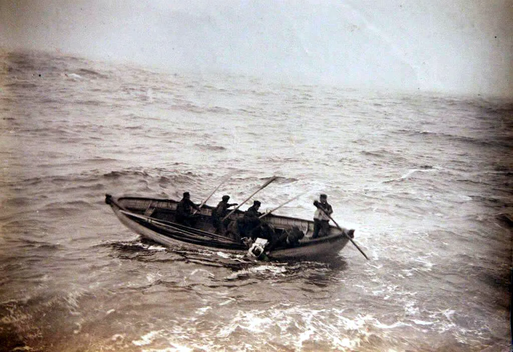 Autentická fotografie ze záchranné akce. Z člunů, které přečkaly noc na otevřeném moři, se podařilo evakuovat přes 700 osob. Na samotné palubě Titanicu zahynulo více než 1500 lidí