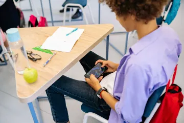Nová pravidla pro mobily ve školách mají začít platit od září 2027, uvedl Babiš