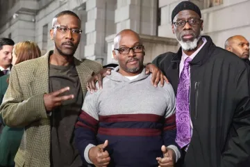 Tři Američané si odseděli 36 let za vraždu, kterou nespáchali. Policie proti nim použila falešné svědectví