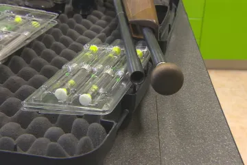 Lovec s narkotizační puškou vyrazil po stopě medvěda na hřebeny Beskyd