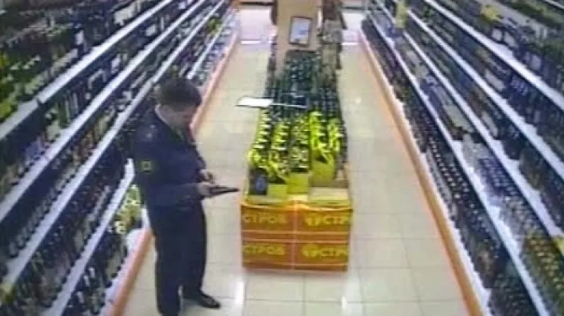 Denis Jevsjukov na záběrech průmyslové kamery