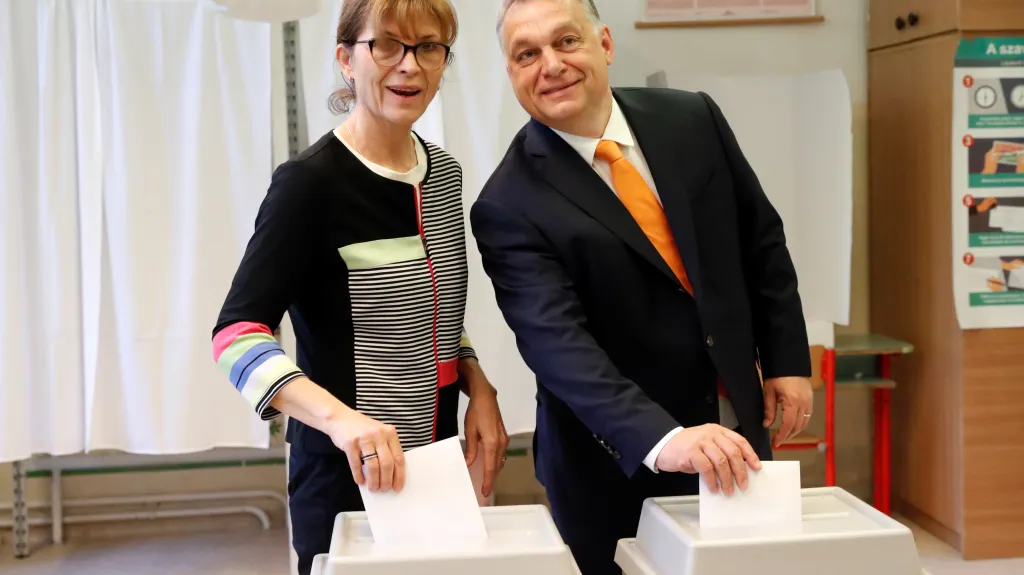 Viktor Orbán s chotí volí