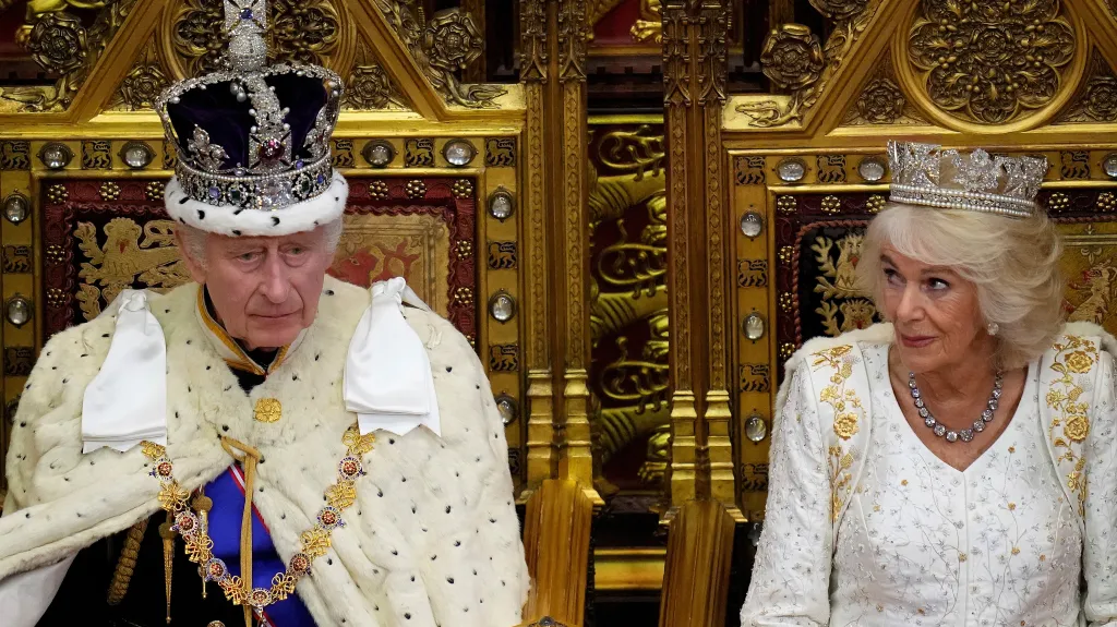 Král Karel III. a královna manželka Camilla při zahájení zasedacího období britského parlamentu