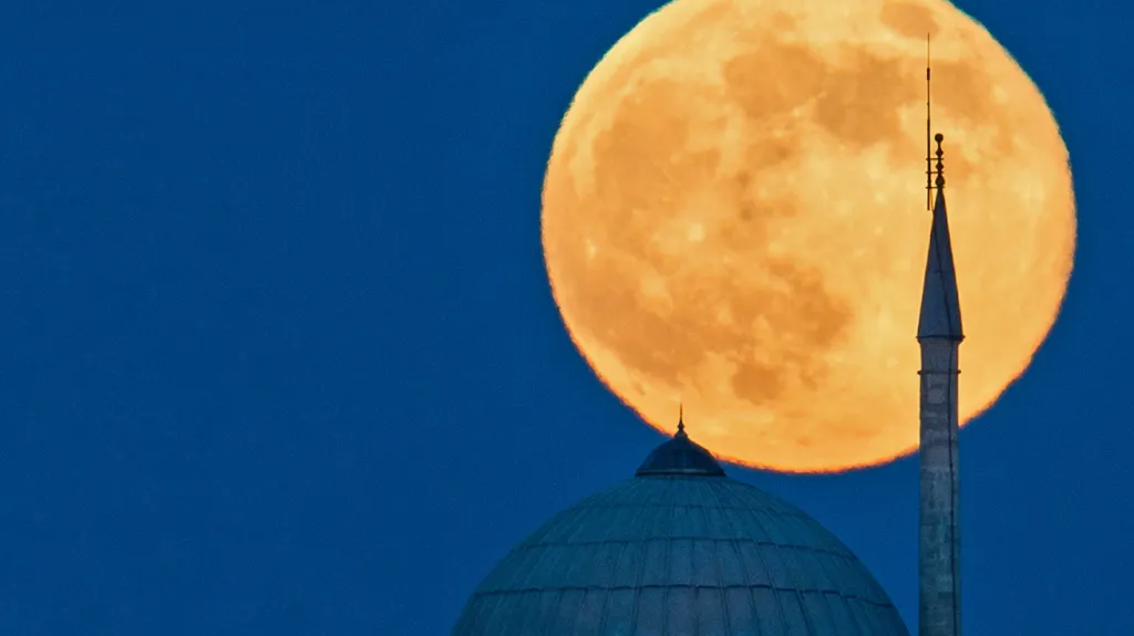 Superměsíc v Istanbulu