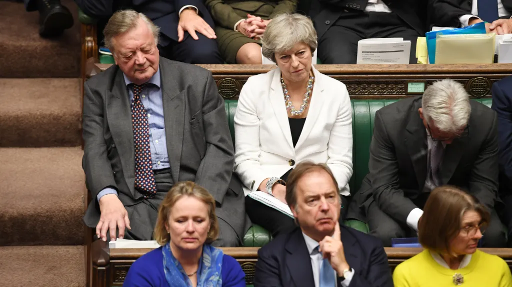 Debatu ve sněmovně sleduje také expremiérka Theresa Mayová