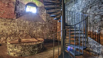 Nově objevená studna a nové schodiště v prostorách koníren