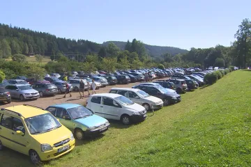 Řešení pro přeplněný Adršpach? Polští turisté nechají auta na své straně hranic a dál pojedou vlakem 