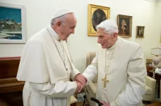 Benedikt XVI. si zachovává svůj vliv i v době Františka. Vatikán ale nechce o dvou papežích ani slyšet