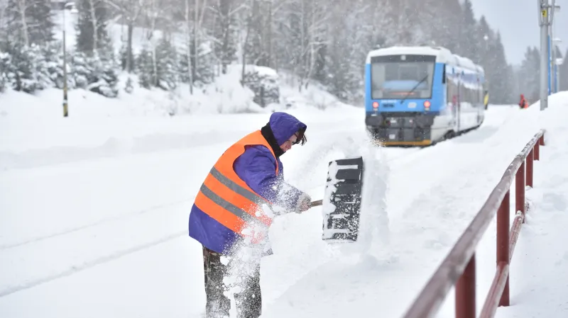 Zapadané vlakové nádraží v Kořenově na Jablonecku