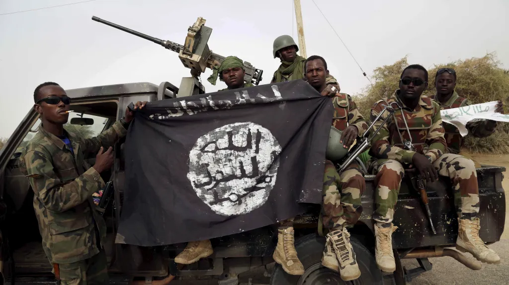 Nigerijská armáda se zabavenou vlajkou Boko Haram