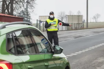 Policie kontroluje auta i cestující ve vlacích přes okresní hranice. Nakažených dál přibývá