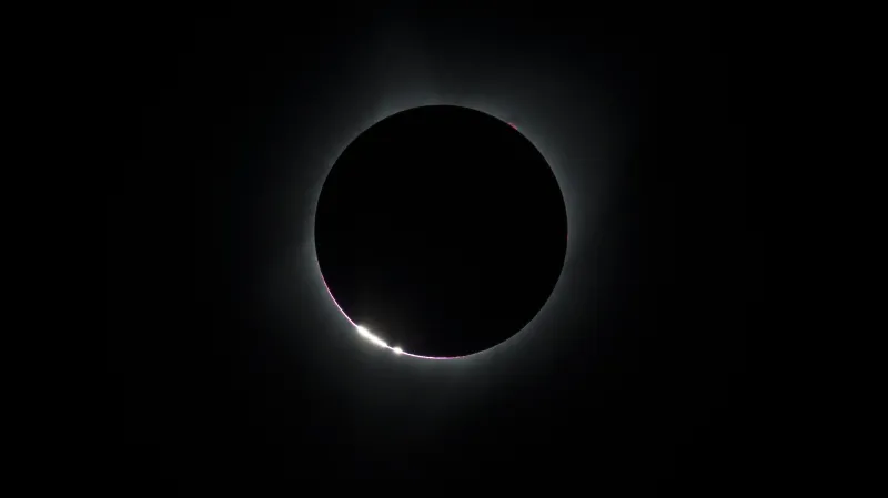 Diamantový prstenec kolem Slunce