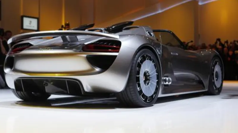 Nový vůz Porsche 918 Spyder hybrid byl představen před zahájením jubilejního 80. ročníku ženevského autosalonu.