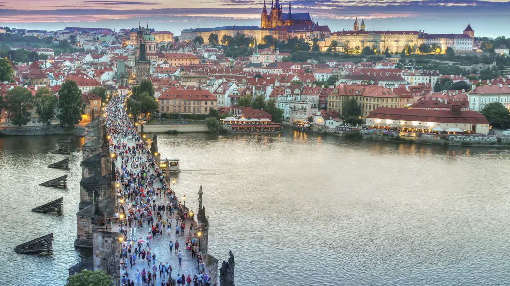 Hlavními dominantami Pražské památkové rezervace, v jejímž rozsahu je historické jádro pod ochranou UNESCO, je Pražský hrad a Karlův most.