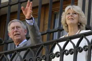 Princ Charles a Camilla Parker Bowles jsou manželé