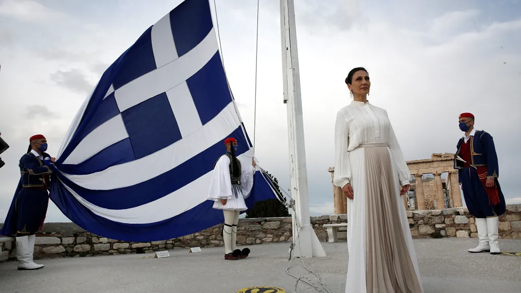 Členové prezidentské stráže vztyčují v rámci oslav řeckou vlajku na vrcholu Akropole