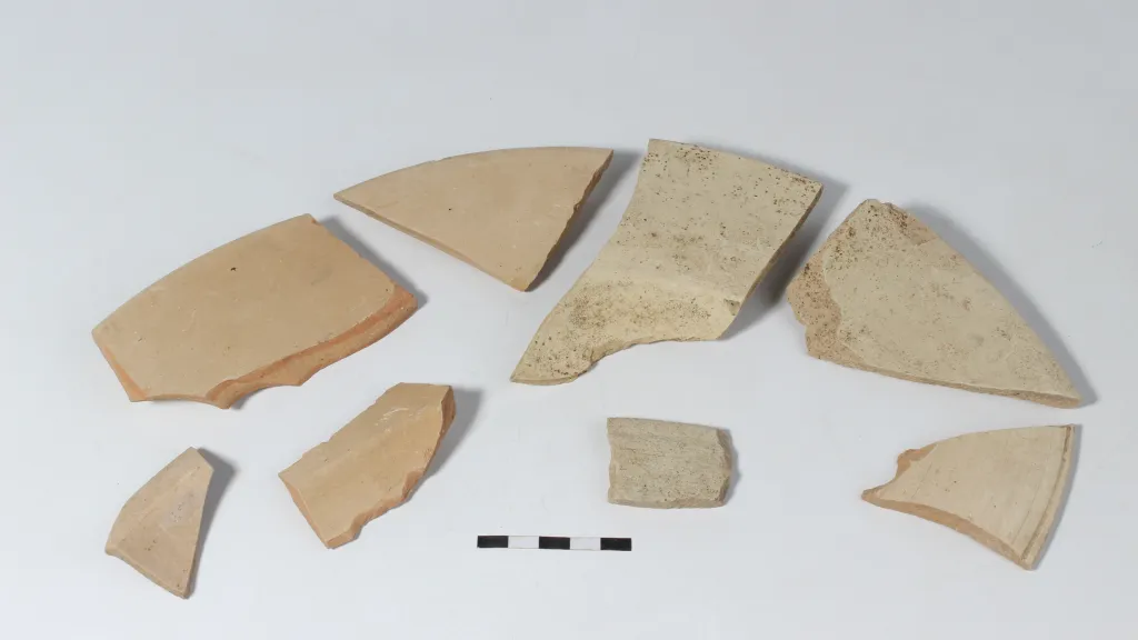 Střepiny nádob z hrnčířské dílny, které archeologové nalezli v centru Brna