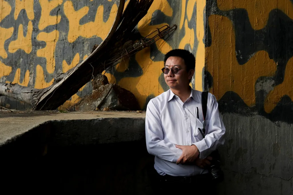 Chen Kuo-ming se zabývá bunkry od roku 2002. Na snímku pózuje pro novináře v bunkru u města Nantou