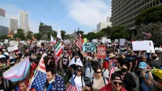 Lidé protestují proti politice prezidenta Donalda Trumpa v Los Angeles