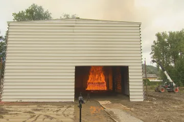 Odborníci experimentovali s tím, jak hoří hala