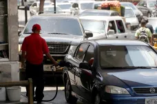 Cena ropy klesla o třetinu. Saúdové odstartovali cenovou válku, Česku by mohla prospět