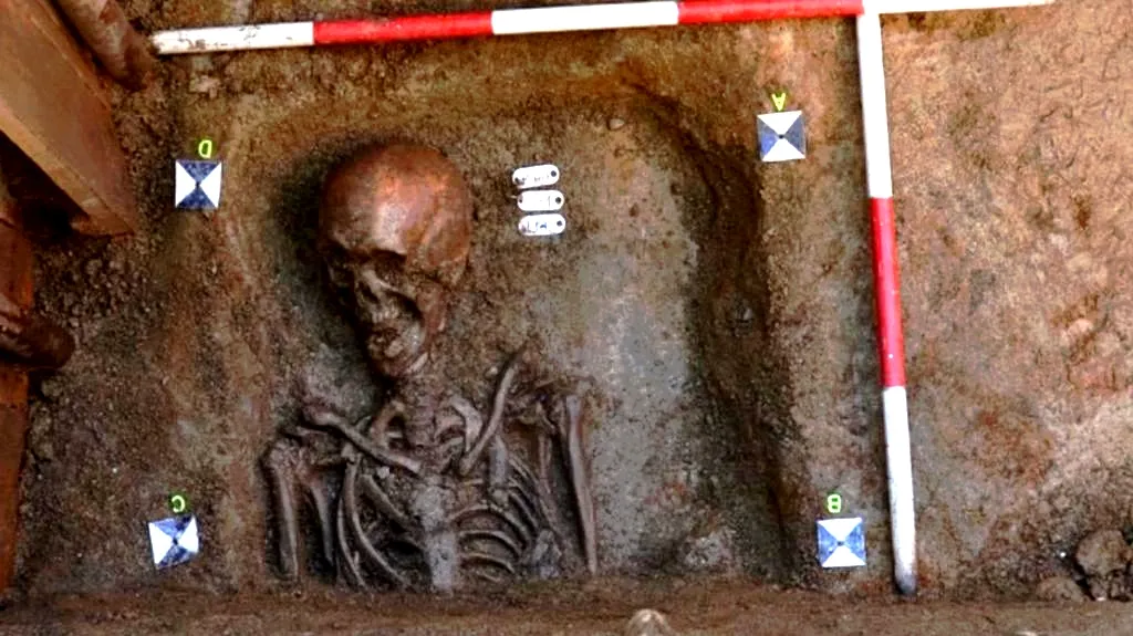 Pozůstatky mnichů pod vstupem do kostela