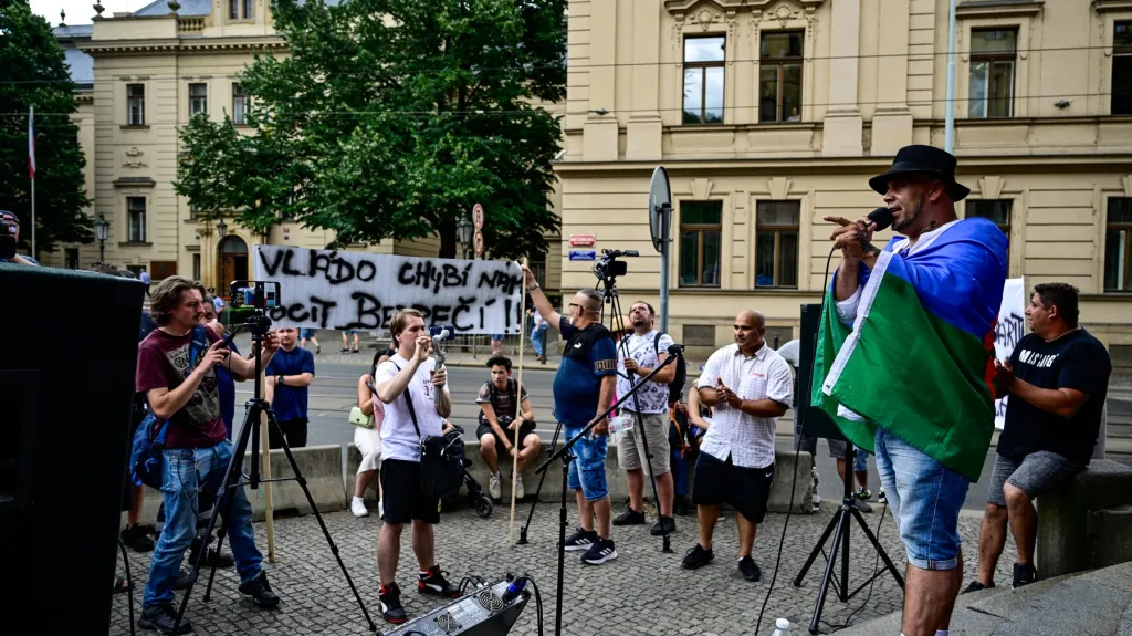 Červencová demonstrace pořádaná v souvislosti s incidenty v Pardubicích a Brně, při nichž byli zraněni nebo zemřeli Romové