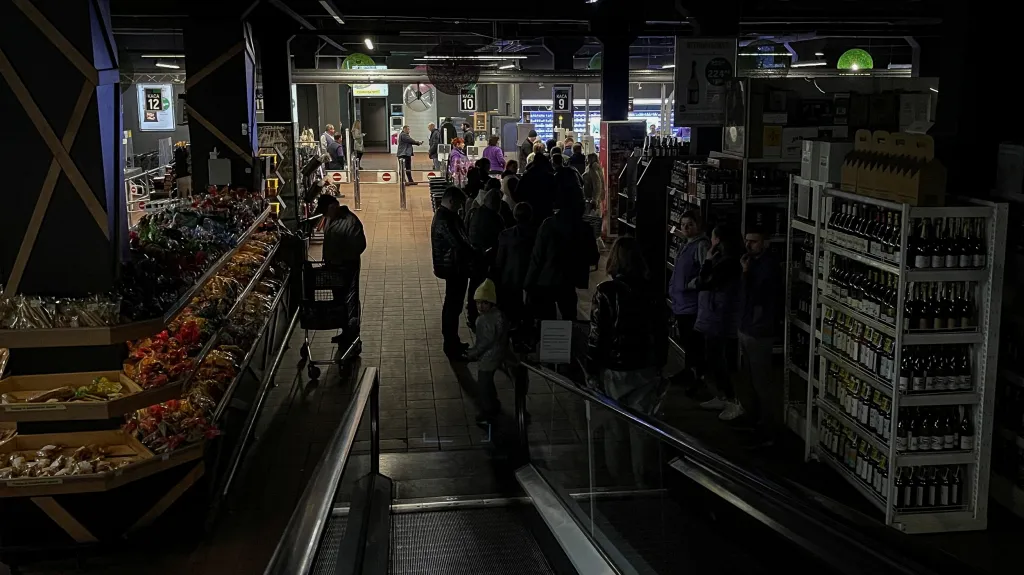 Lidé navzdory výpadku proudu nakupují v kyjevském supermarketu