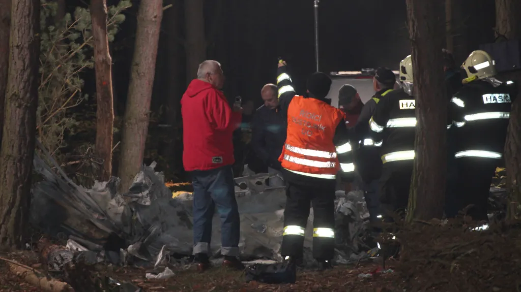 Hasiči u trosek havarovaného letadla