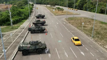 Armádní vozidla na hranici mezi Kolumbií a Venezuelou