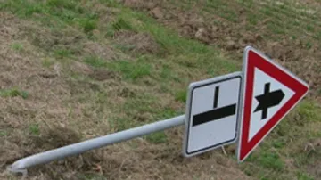 Vandalové poničili dopravní značky na Znojemsku