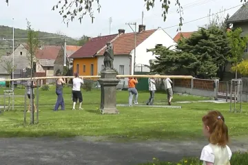 Stavění májky v Kololeči
