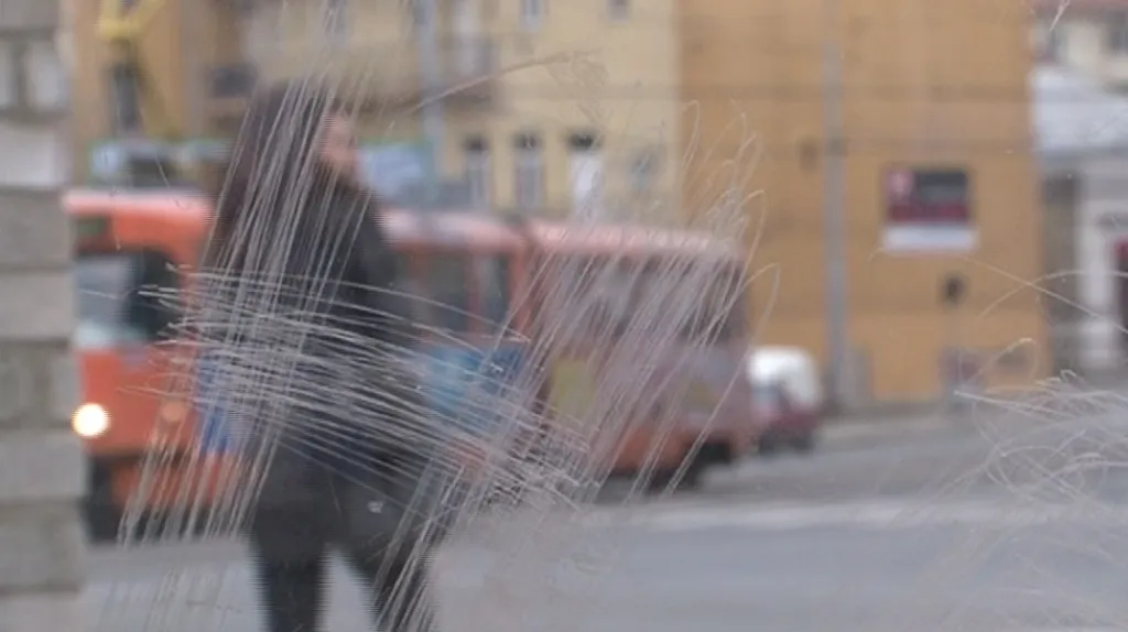 Po vandalech zůstávají poškrábaná okna