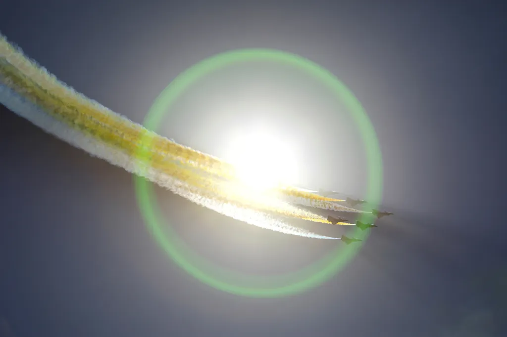 Stíhací letouny J-10 Čínské lidové osvobozenecké armády na zahajovací přehlídce čínského aerosalonu ve městě Ču-chaj.