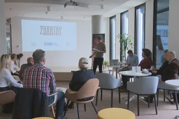 Ročně se drogami předávkuje na sto lidí, šíří se i mezi mladistvými. Na nebezpečí upozorňují Zkratky