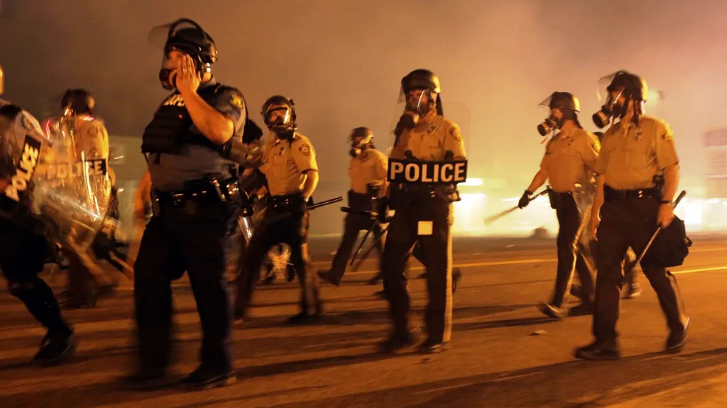 Američtí policisté zasahují proti demonstrantům v St. Louis