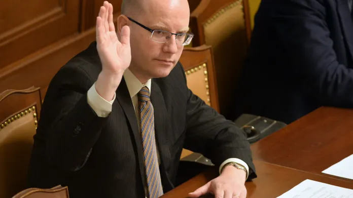 Bohuslav Sobotka při hlasování o zákonu o střetu zájmů