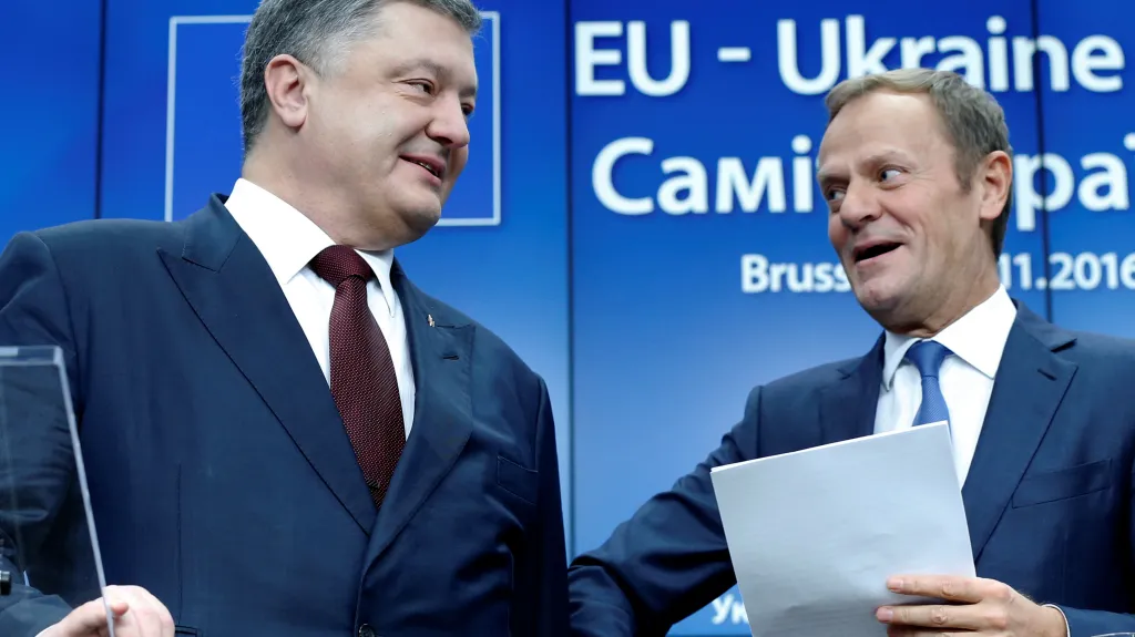 Petro Porošenko a Donald Tusk po jednání v Bruselu