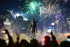 Češi slaví silvestra, v Praze byl zraněn policista