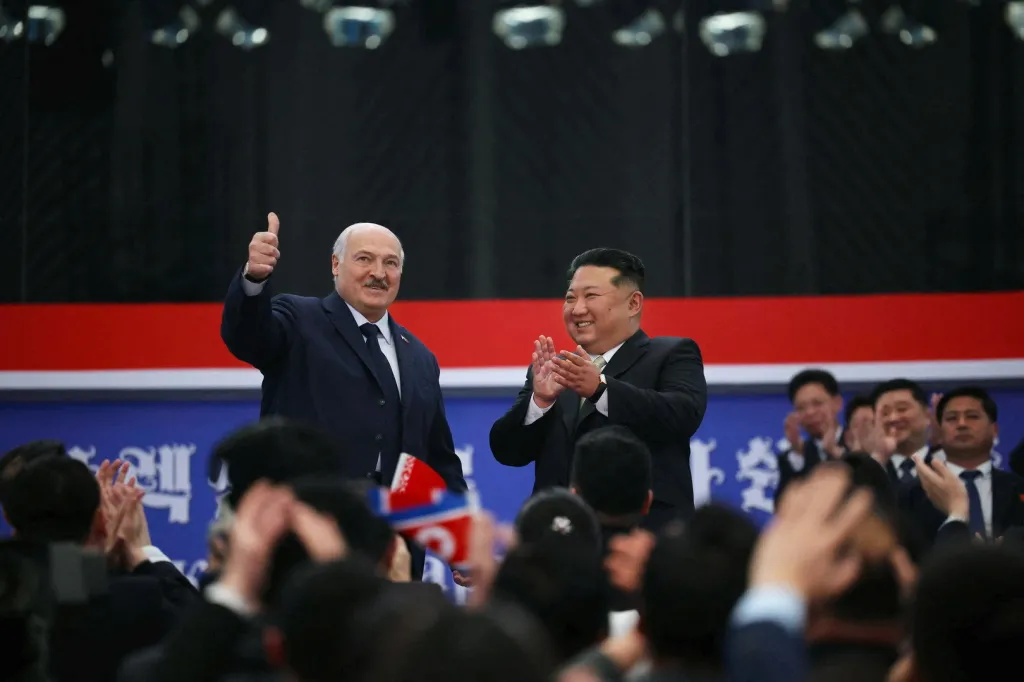 Běloruský diktátor Alexandr Lukašenko se severokorejským diktátorem Kim Čong-unem na mítinku v Pchjongjangu
