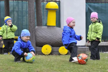  Maximálně čtyři děti ve skupině a osobnější přístup. O mikrojesle je mezi rodiči zájem