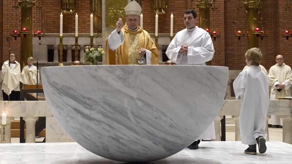 Nový oltář v kostele  Nejsvětějšího srdce Páně